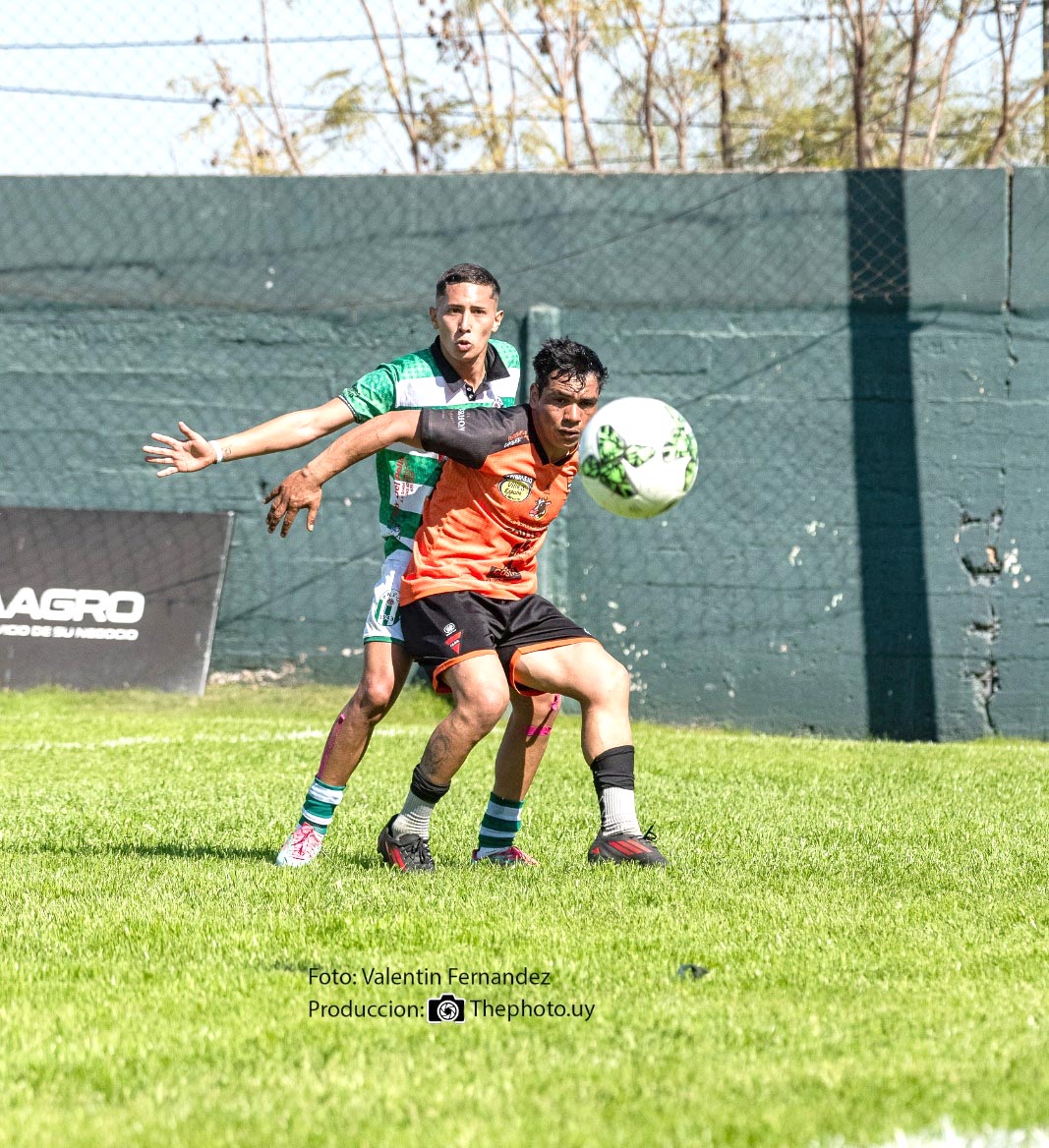 Olivera marcando a Lima. El delantero naranja hizo buenas contribuciones pero no fue suficiente para lidiar con Salto Nuevo. Foto: Valentín Fernández.