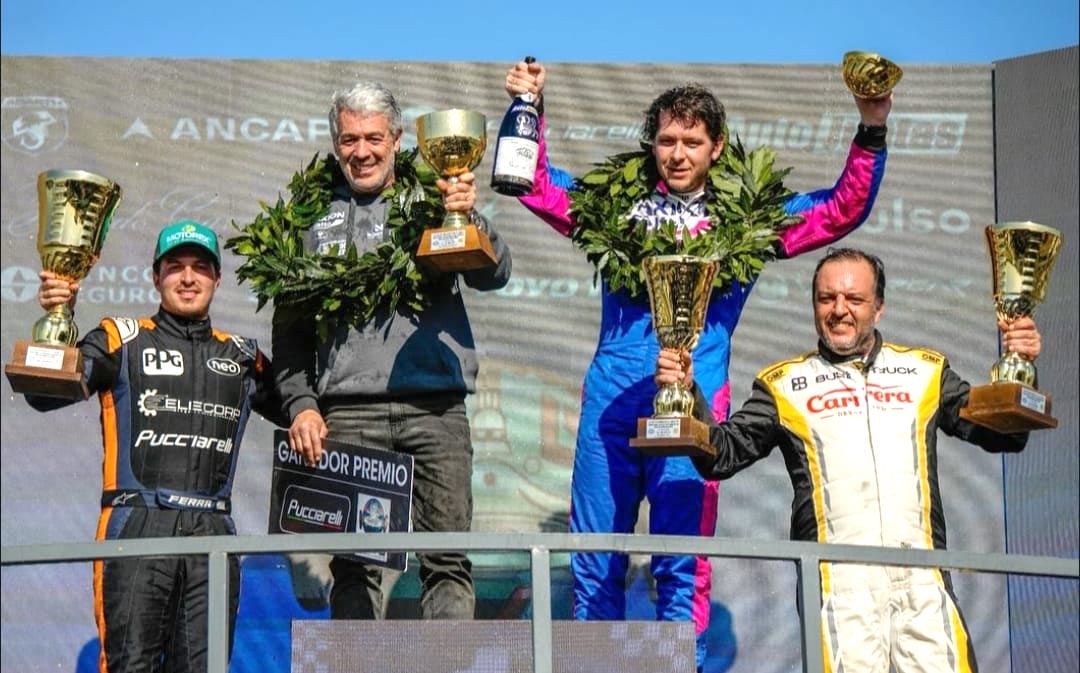Ezequiel Roig en la cima del podio, ayer en El Pinar. Foto: Superturismo Uruguay (Instagram)