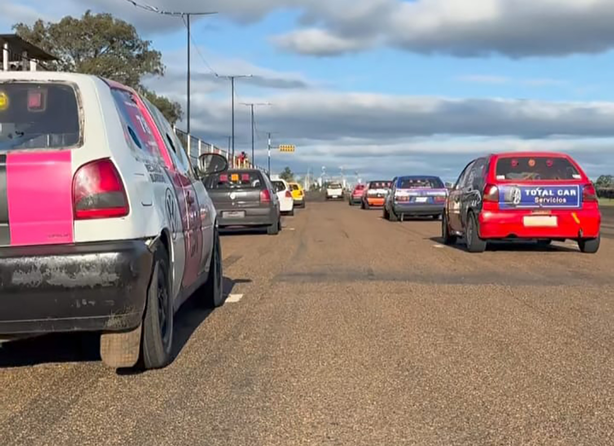 Se cumplió el domingo la primera fecha de los campeonatos de automovilismo del Salto Automóvil Club (SAC), retornando de forma oficial al autódromo Ciudad de Salto después de varios años. En las categorías principales se registraron los triunfos salteños de Francisco 'Pancho' Freitas y Sergio Diogo, que de esta manera salen al frente en las posiciones del campeonato 2025. Hubo jornada con mucho público, ávido de carreras y buenas competencias y sin accidentes, aunque estos son parte del espectáculo. Primero