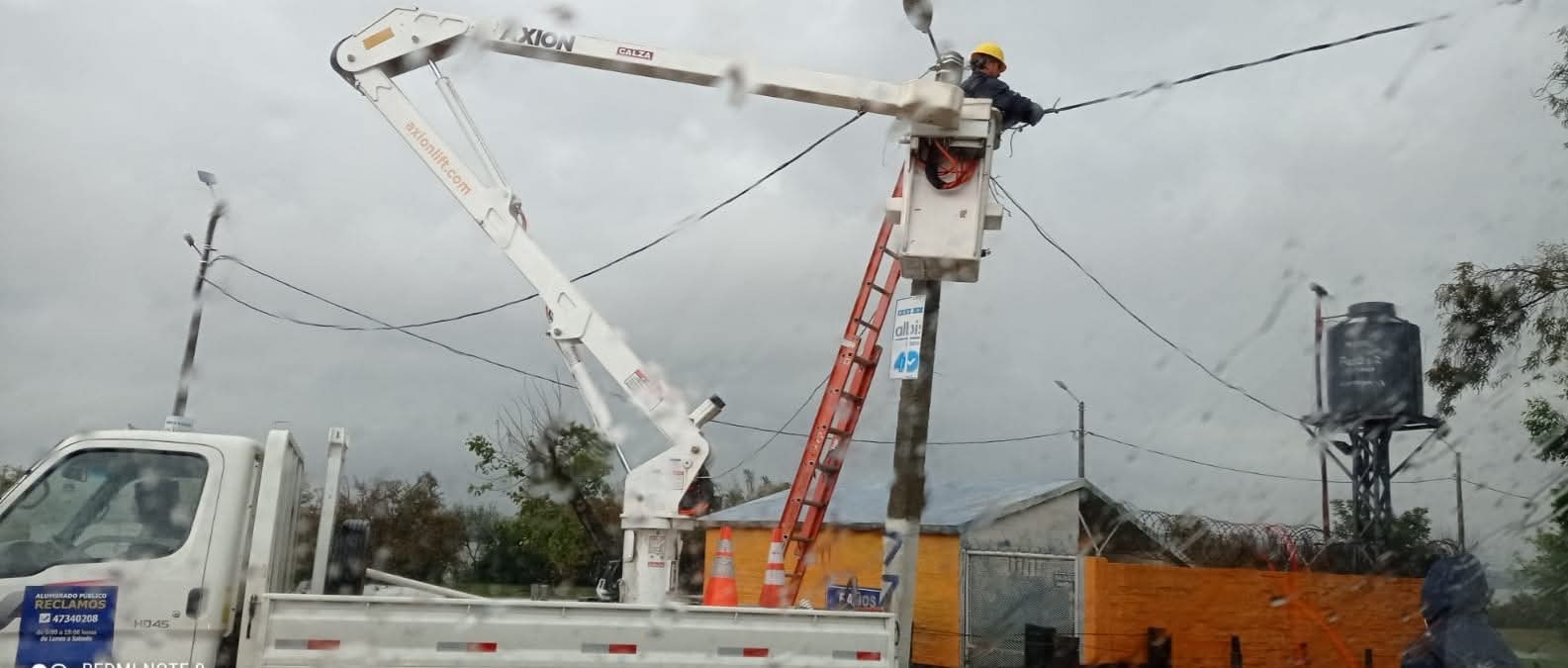 Gran parte de la Costanera Norte sin alumbrado público debido a la caída de árboles