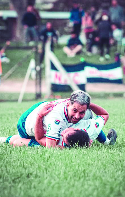 Arbiza festeja junto a los suyos uno de sus goles. Foto: instagram de Nacional FC