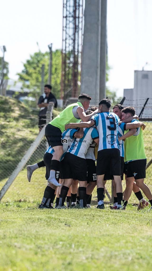Salto Uruguay festeja el gol que les puso en ventaja. A los pocos minutos Arsenal repuntó. Foto: Valentín Fernández.