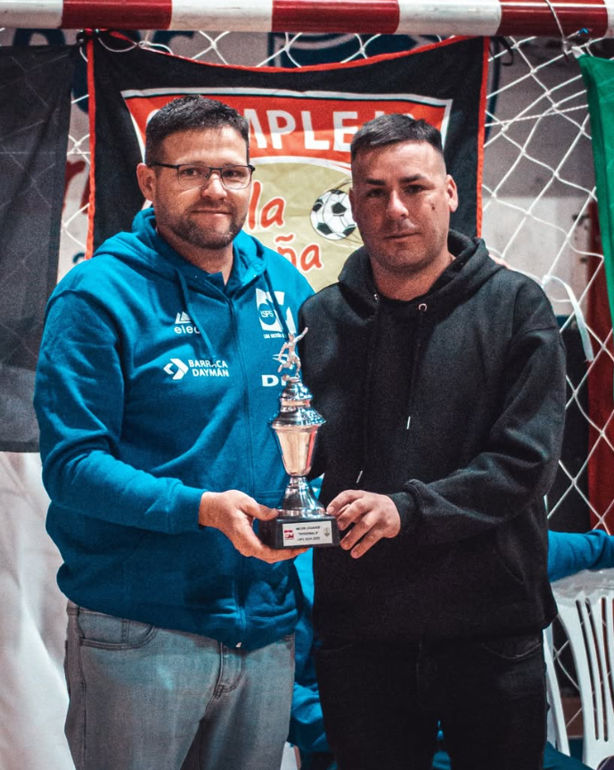 El presidente de la LSFS, José Gabriel De los Santos, le entrega a Roger Galeano el premio a mejor jugador de la “B” en la última temporada. Foto: redes de LSFS.