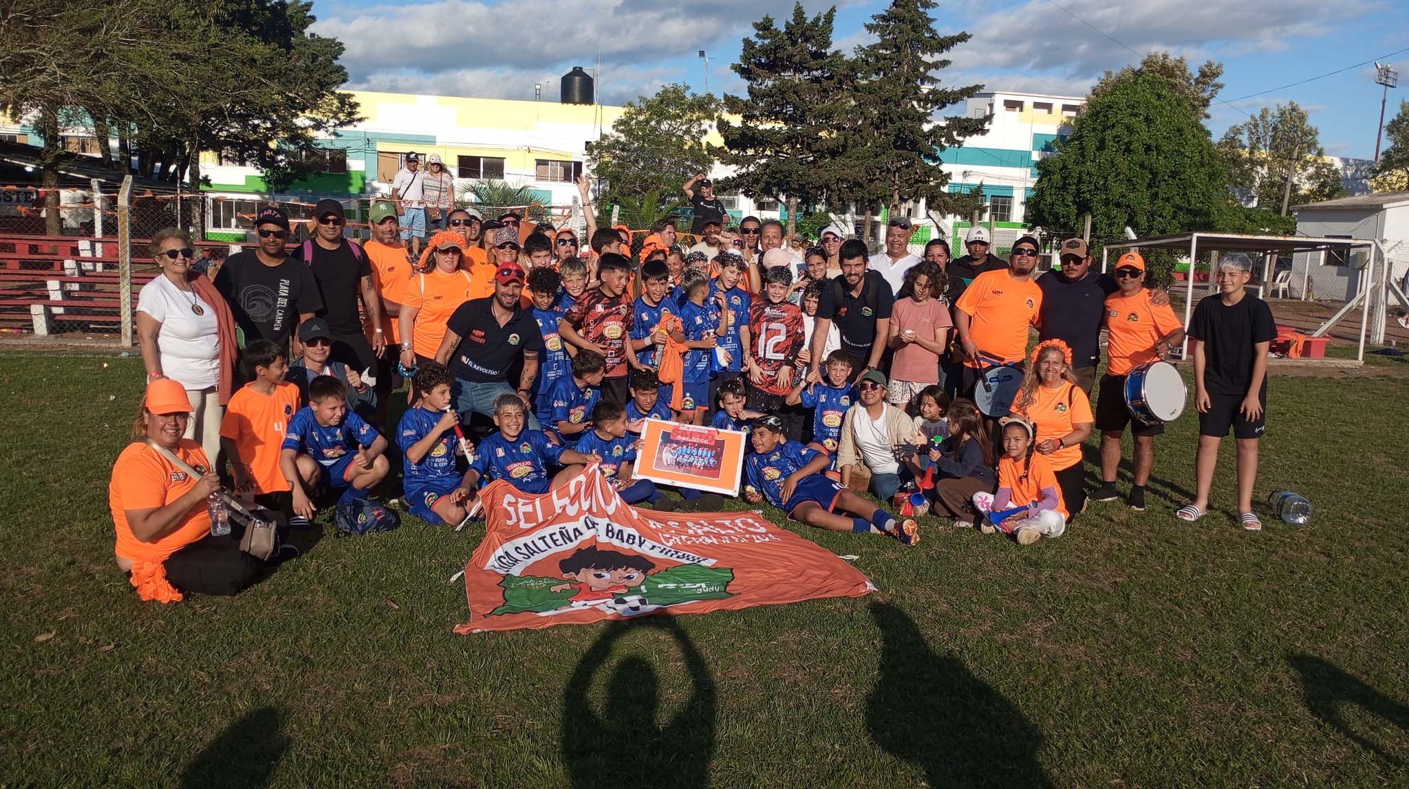 La selección de 11 años junto a padres, dirección técnica y otros acompañantes. Foto: redes de LSBF.