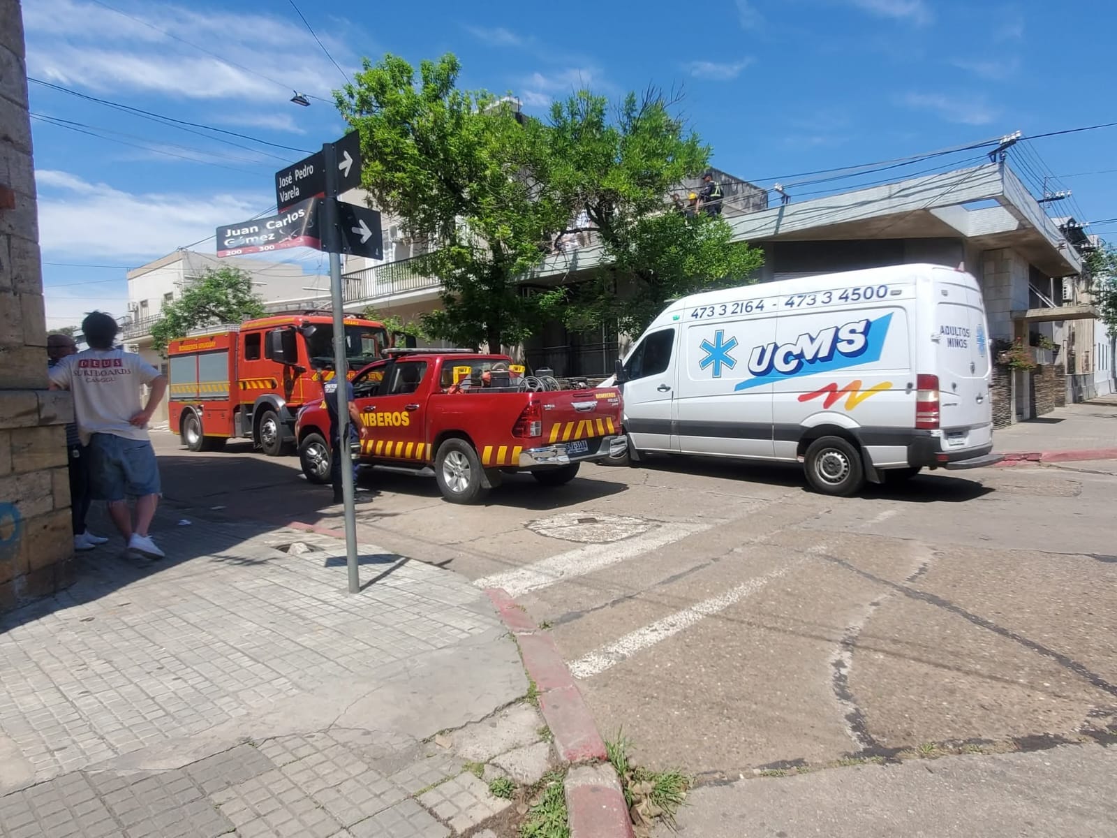 Un hombre murió electrocutado cuando realizaba limpieza en el techo de una casa en Varela al 300