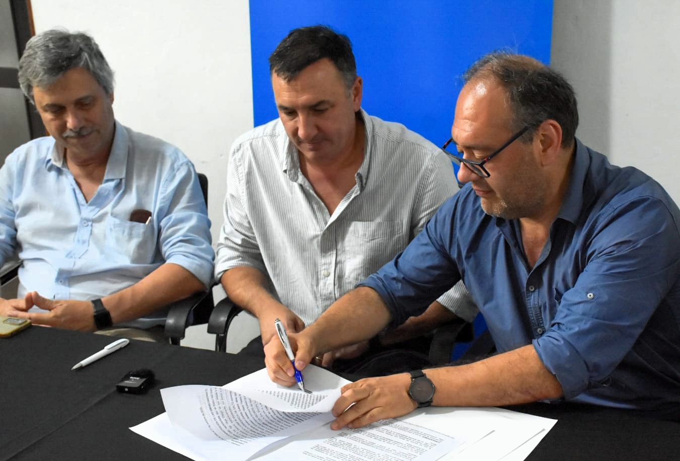 Firma de convenio tripartito entre OSE, Gobierno de Salto y barrio Los Portales