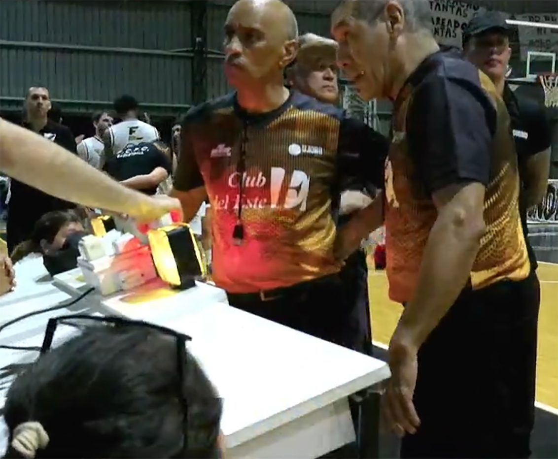 Mucho trabajo para los árbitros en un clásico caliente en Ferro. Foto LSF