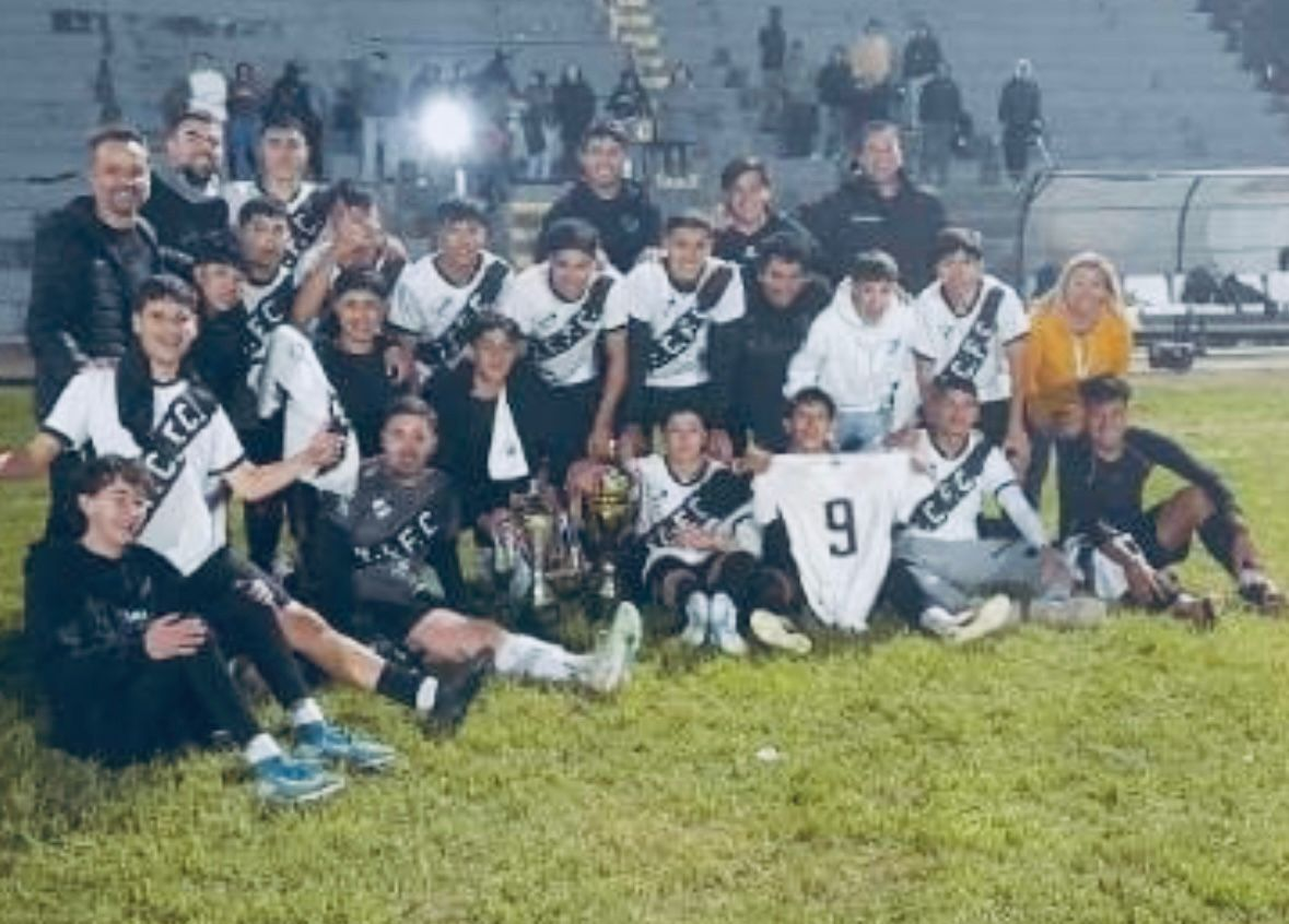 Los chicos de la sub 18 festejando el título de campeones salteños
