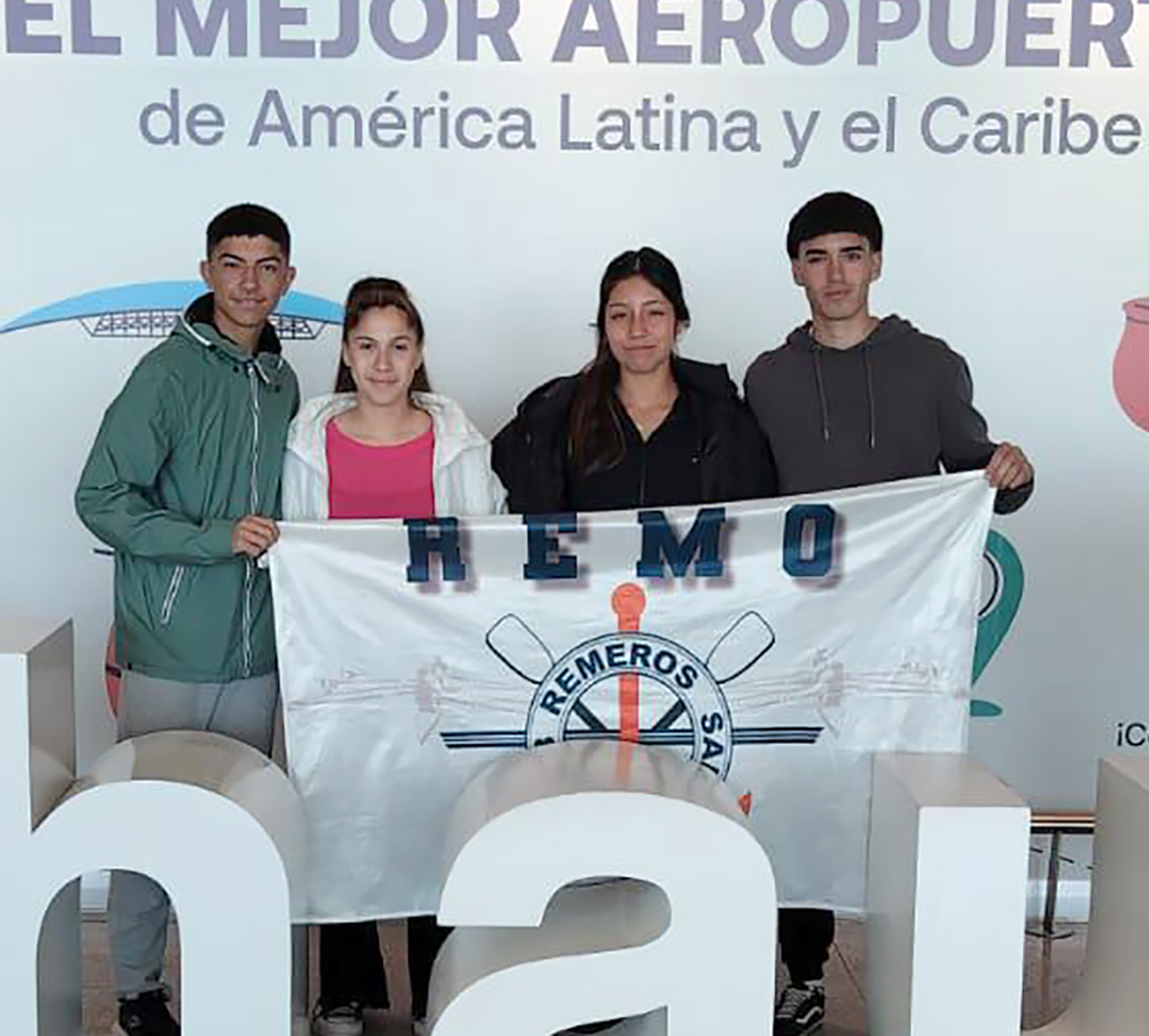 Los chicos salteños con la bandera de Remeros en el momento de la partida.