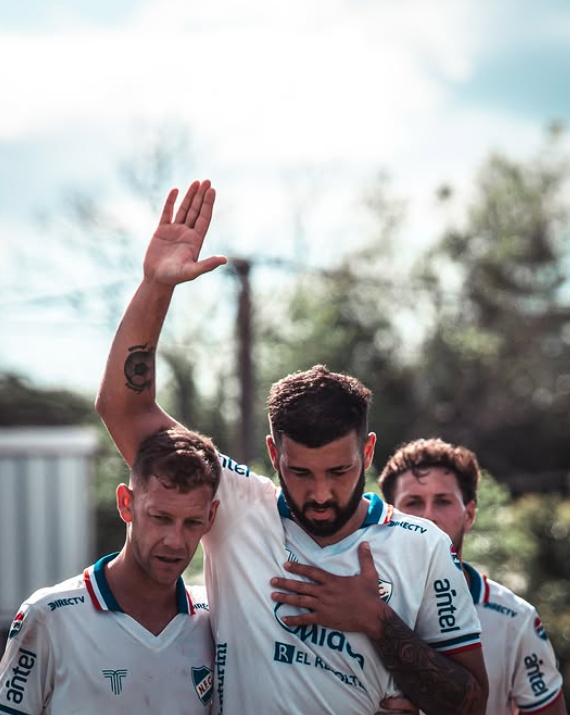 Ley del “ex”. Franco González le pide disculpas a la hinchada rival por su gol. Foto: Álvaro Jorge. 