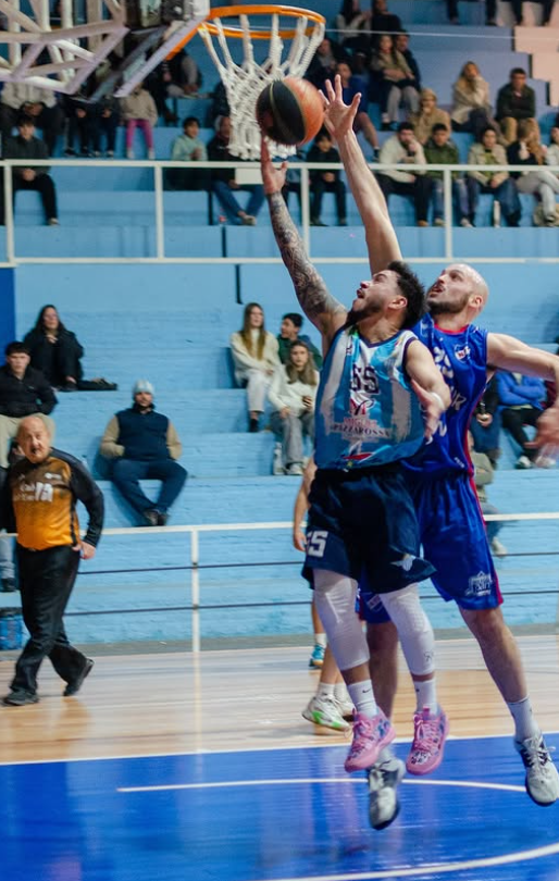 Salto Uruguay la tuvo complicada pero logró mostrar la chapa de candidato al título en la recta final del partido. Foto: Liga Salteña de Básquetbol. 