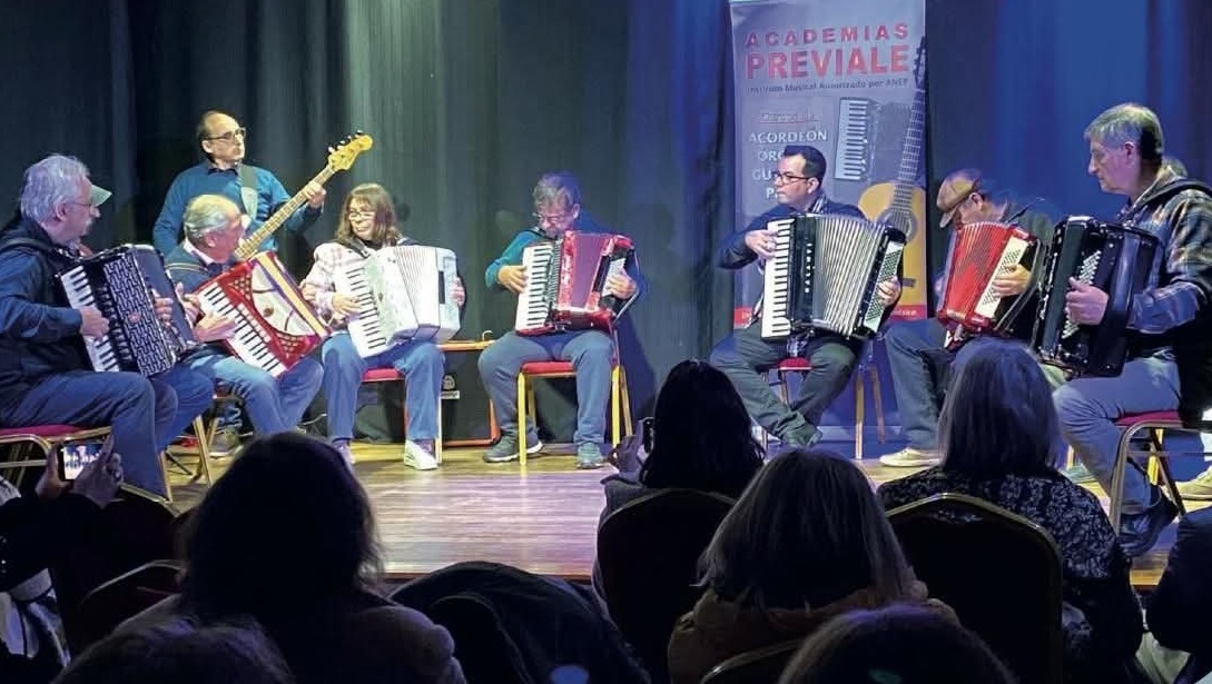 El Grupo Acordeones del Uruguay comenzó su extensa gira europea con 41 integrantes de Salto y todo el país