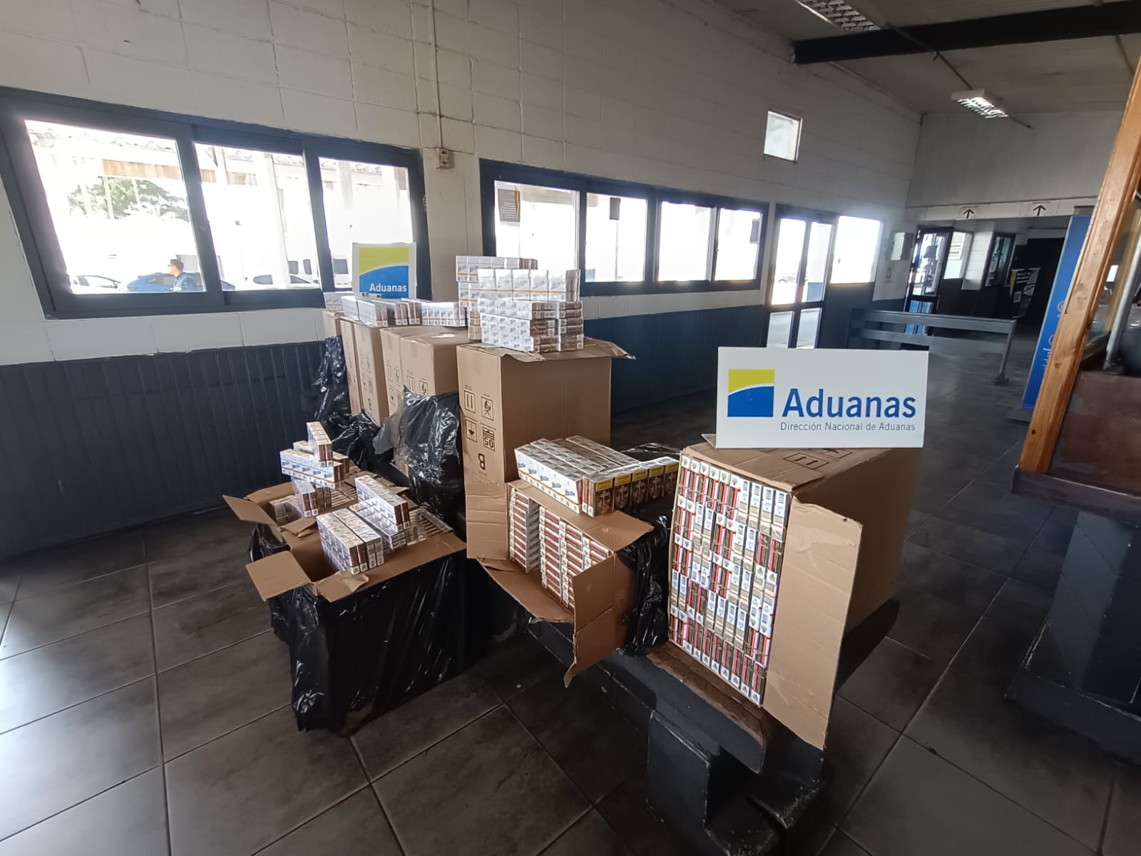 Se incautaron 100.000 cigarrillos en bodega de ómnibus interdepartamental