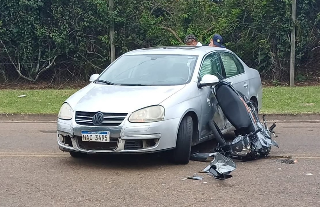 Motociclista politraumatizada  grave tras chocar contra un auto