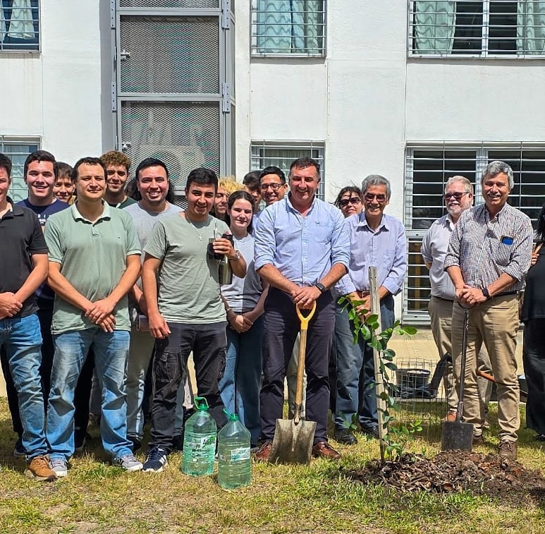 Albisu participó en plantación de un arazá en marco del 269º aniversario fundacional de Salto