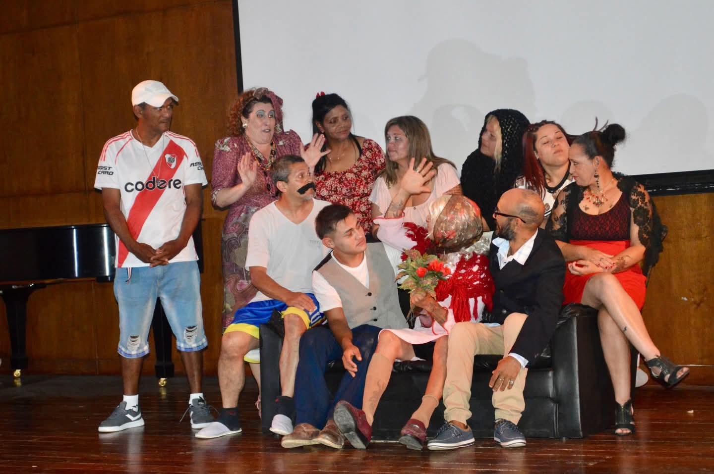 Unidad Nº 20 cautivó con la  obra “Esperando la Carroza”