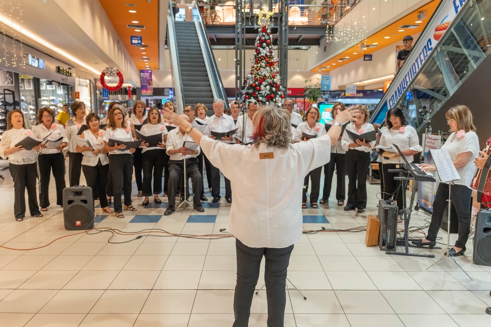 Padres del Colegio Salesiano desplegaron un mágico concierto navideño en planta baja de Salto Shopping