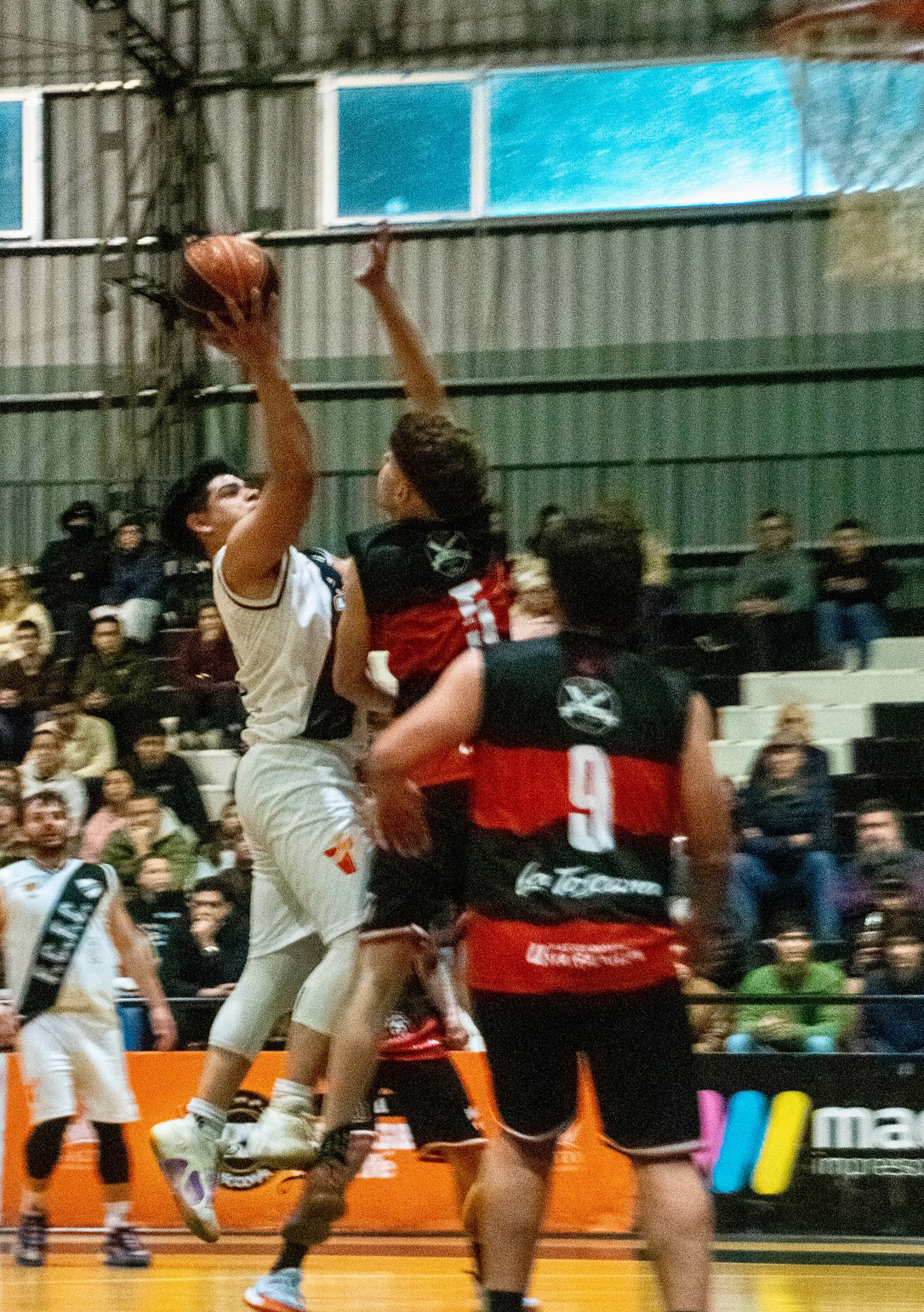 Juventus se quedó con la primera semi ante Ferro en polémico cierre