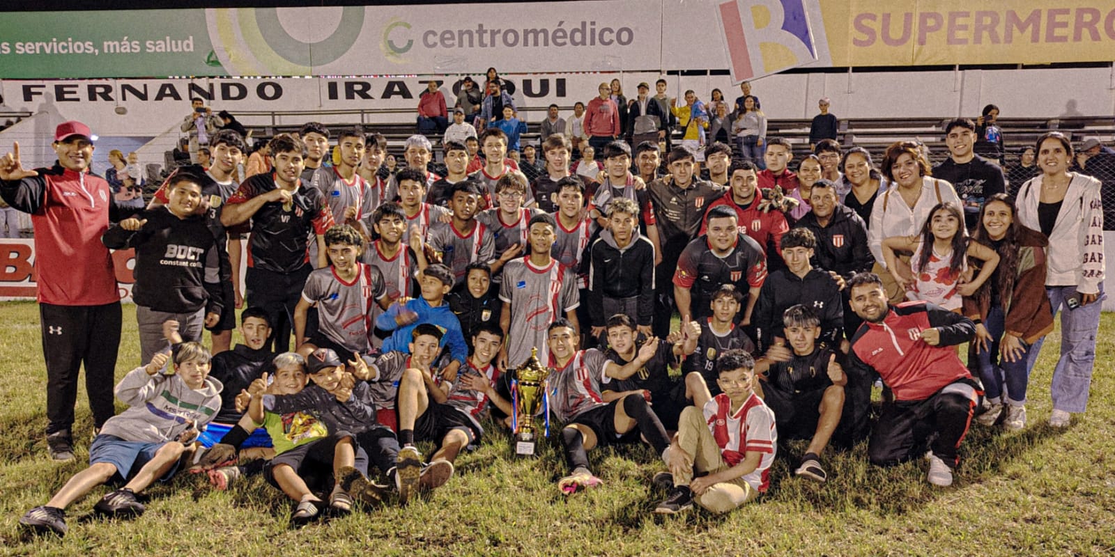 Los chicos riverplatenses celebrando la obtención de la liguilla.