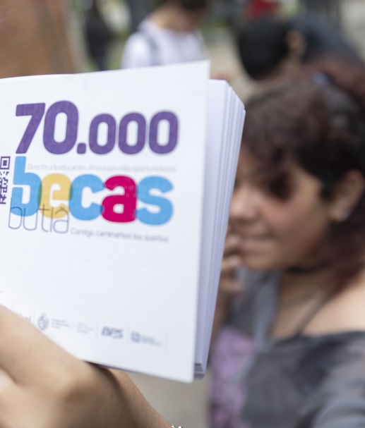 Gobierno aumentará a  25 000 pesos becas en  educación media superior
