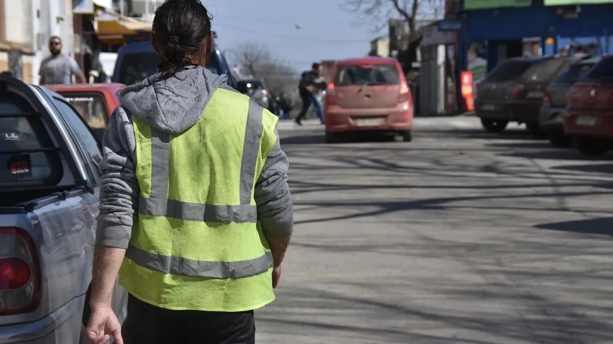 Tránsito decidió cesar a tres cuidacoches  por tener “mala conducta” en vía pública