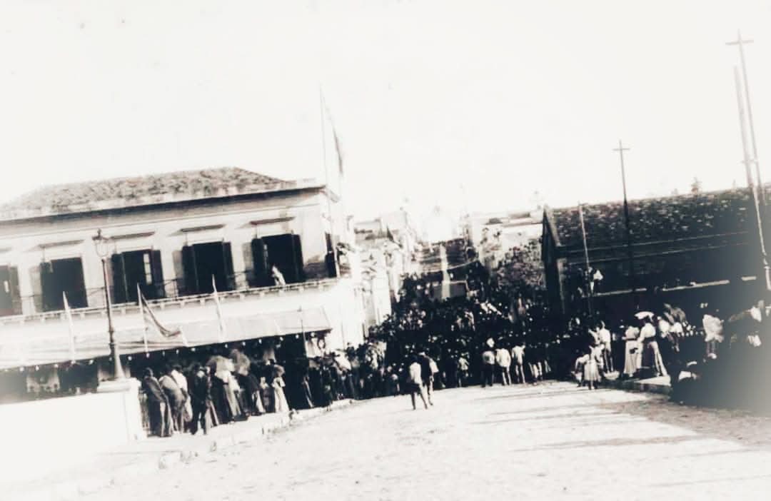 Estación del Ferrocarril Noroeste del Uruguay. Recibimiento popular, esperando la llegada del Presidente del Uruguay.
