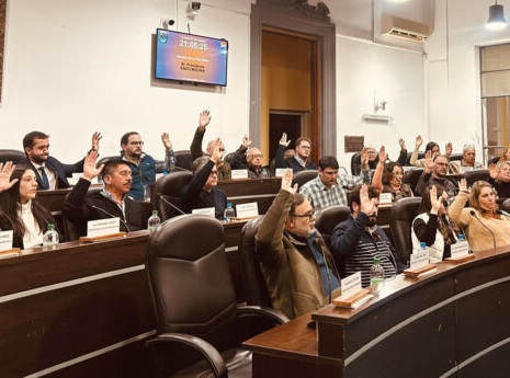 Junta: financiamiento logró  los votos para su aprobación  en una tensa sesión