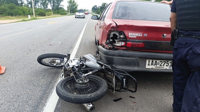 Motociclista embistió un automóvil  que aminoró la marcha para doblar