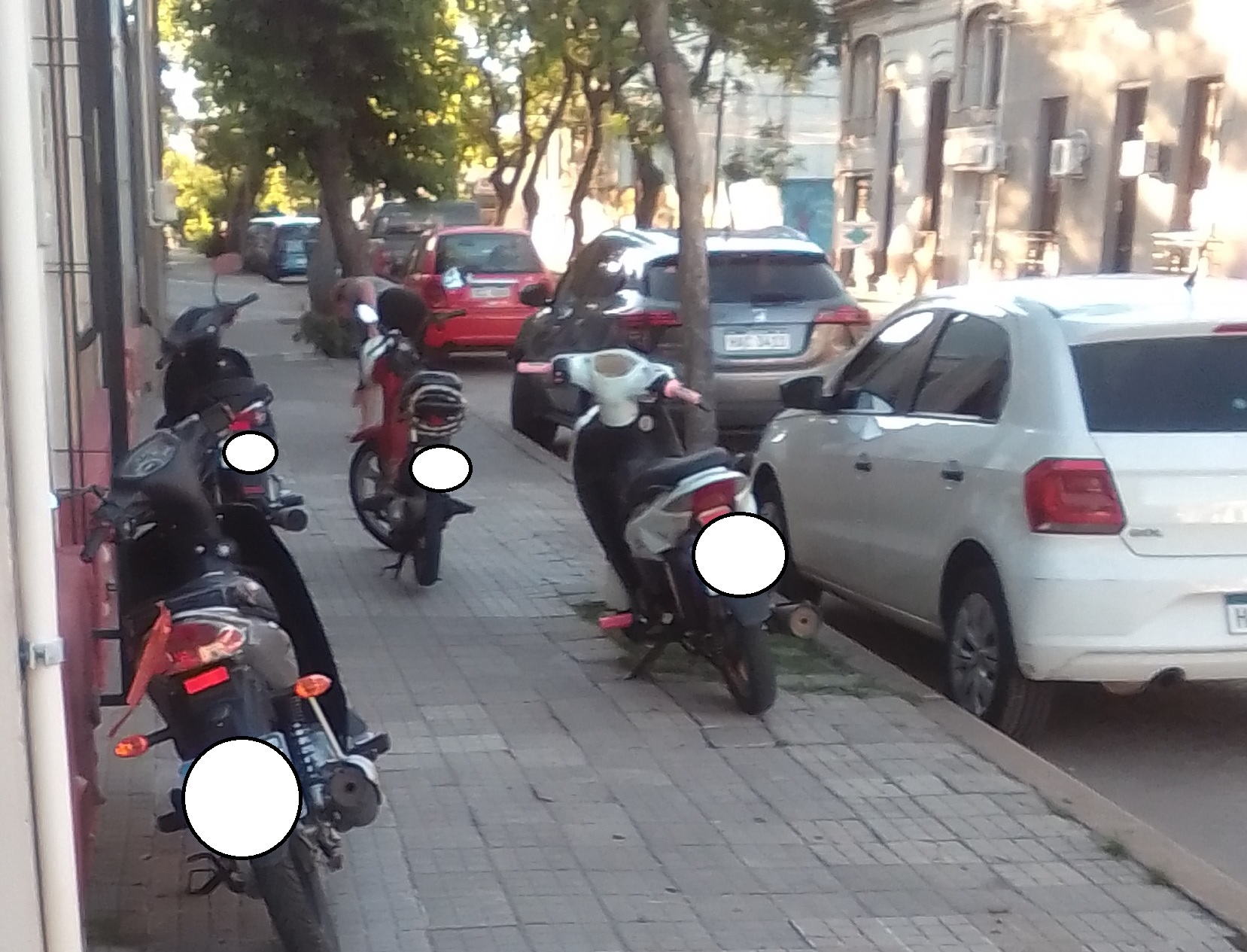 Artigas casi Zelmar Michelini. Motos estacionadas en sobre la acera.