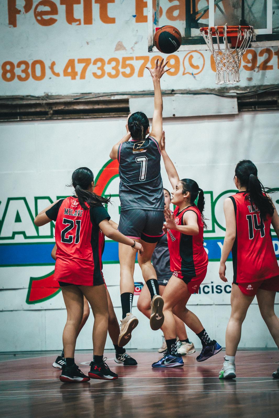 Ayer se enfrentaron en primera división y mañana juegan la primera final en U18