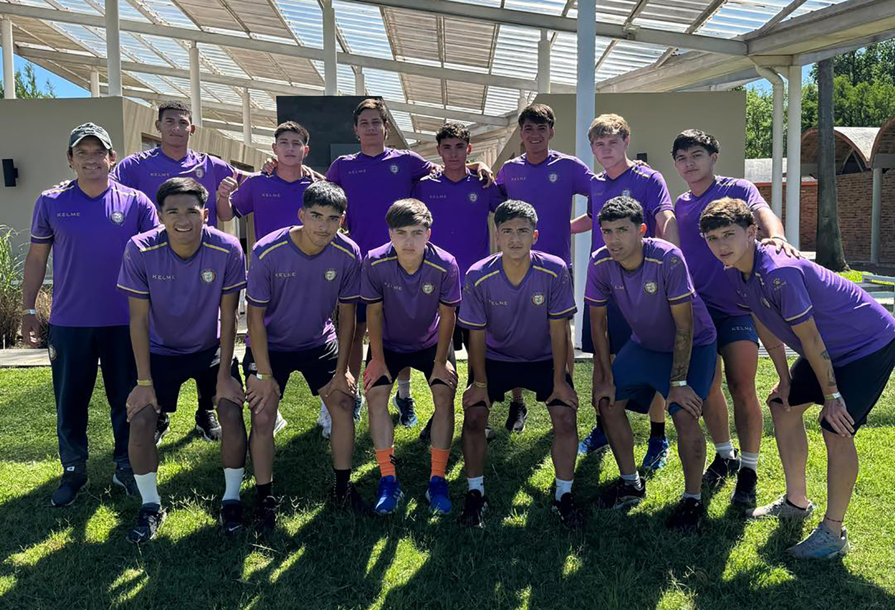 El plantel de Salto FC en la categoría Sub 19, que fue el de mejor campaña en la principal categoría de formativas de la AUF.