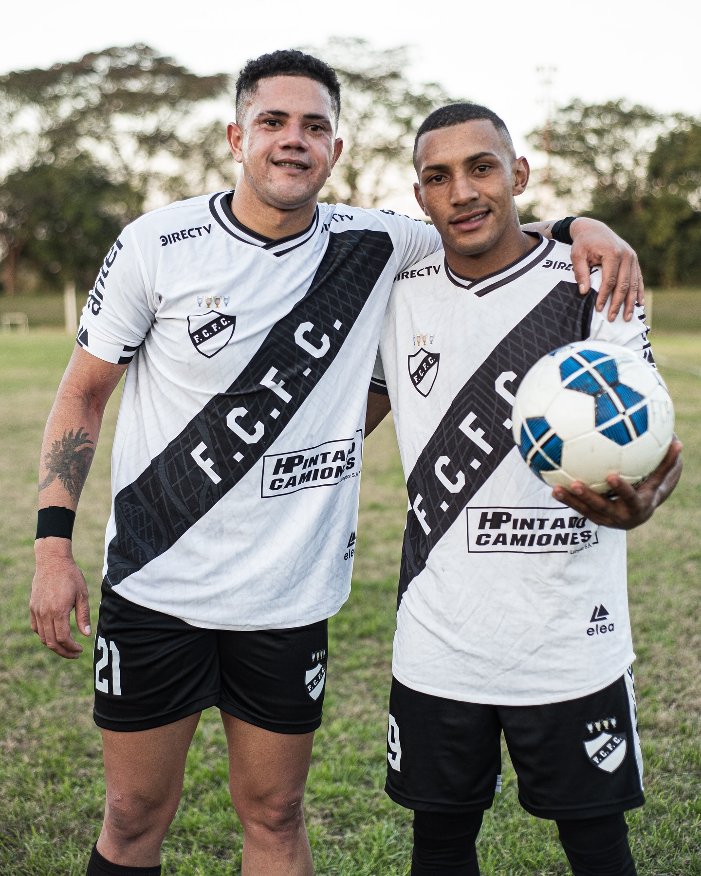 Natanael Tabárez (derecha) junto a su coterráneo Dalton Bueno.