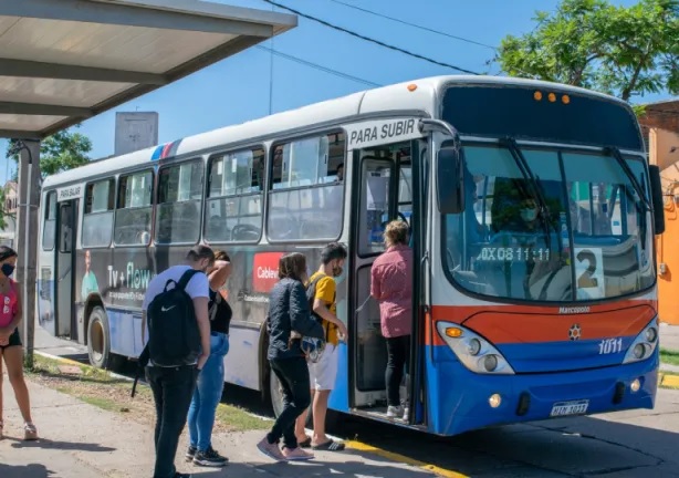 Intendencia apunta a renovar la flota y usuarios reclaman refugios peatonales