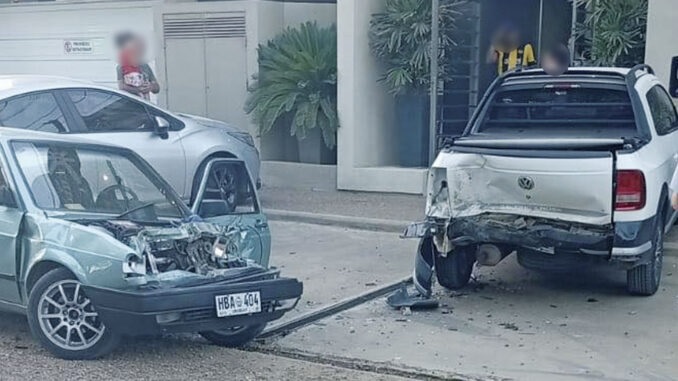 Vehículo con matrícula de Salto protagonizó violento choque contra autos estacionados 