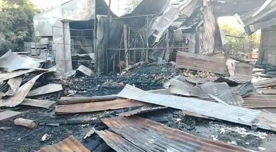 El panorama en la mañana de ayer era desolador y se preparaba una limpieza del lugar para comenzar la reconstrucción.