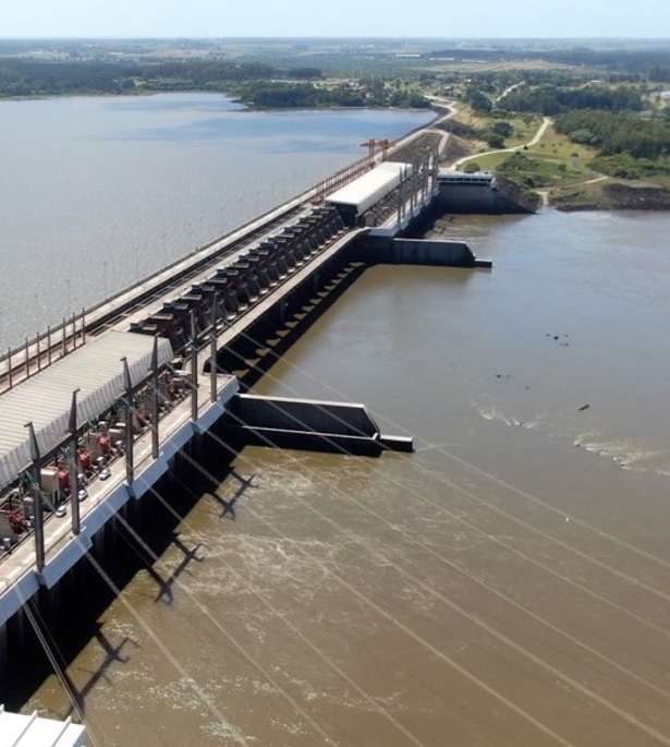 Salto Grande cierra vertedero  y proyecta descenso de embalse