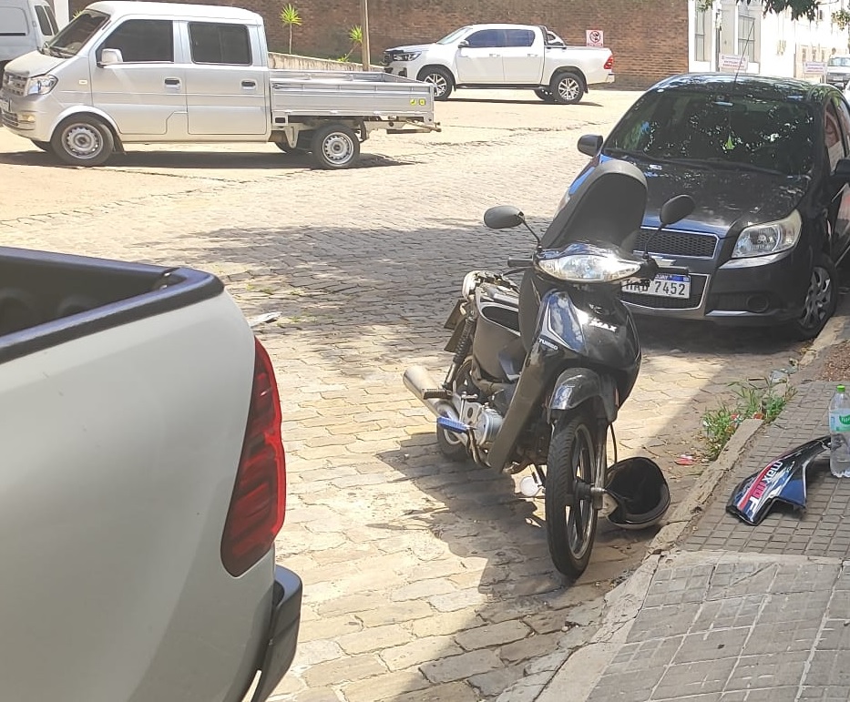 Motociclista herido tras chocar  contra un camión de reparto