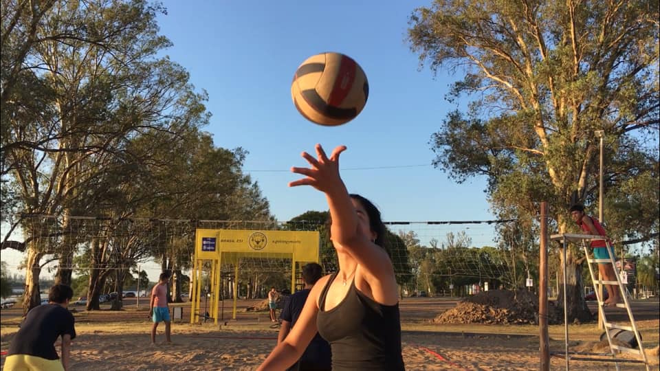 Voleibol : Circuito playero comienza hoy con duplas mixtas en la Costanera Norte