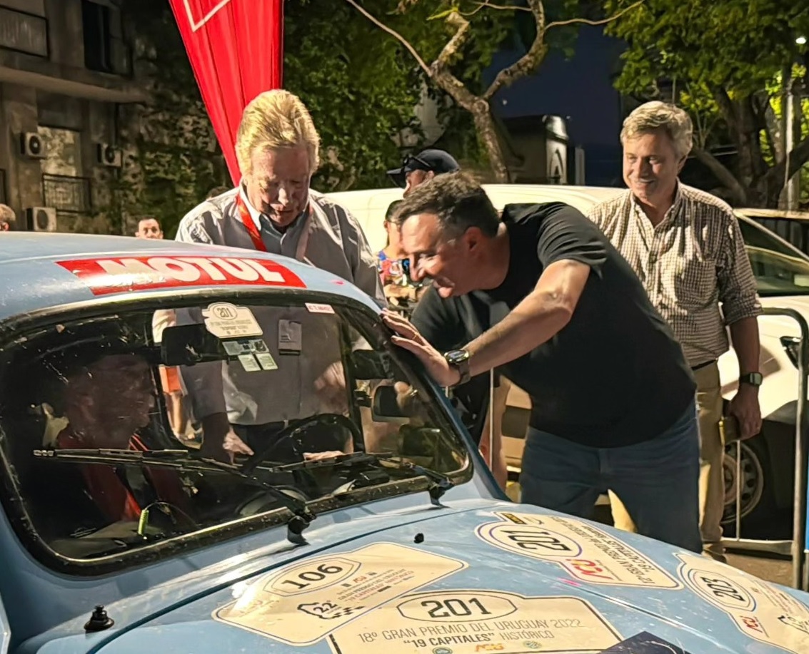 Salto recibió el "19 Capitales" Histórico en plaza 33 con la presencia de 67 autos clásicos de toda la región 