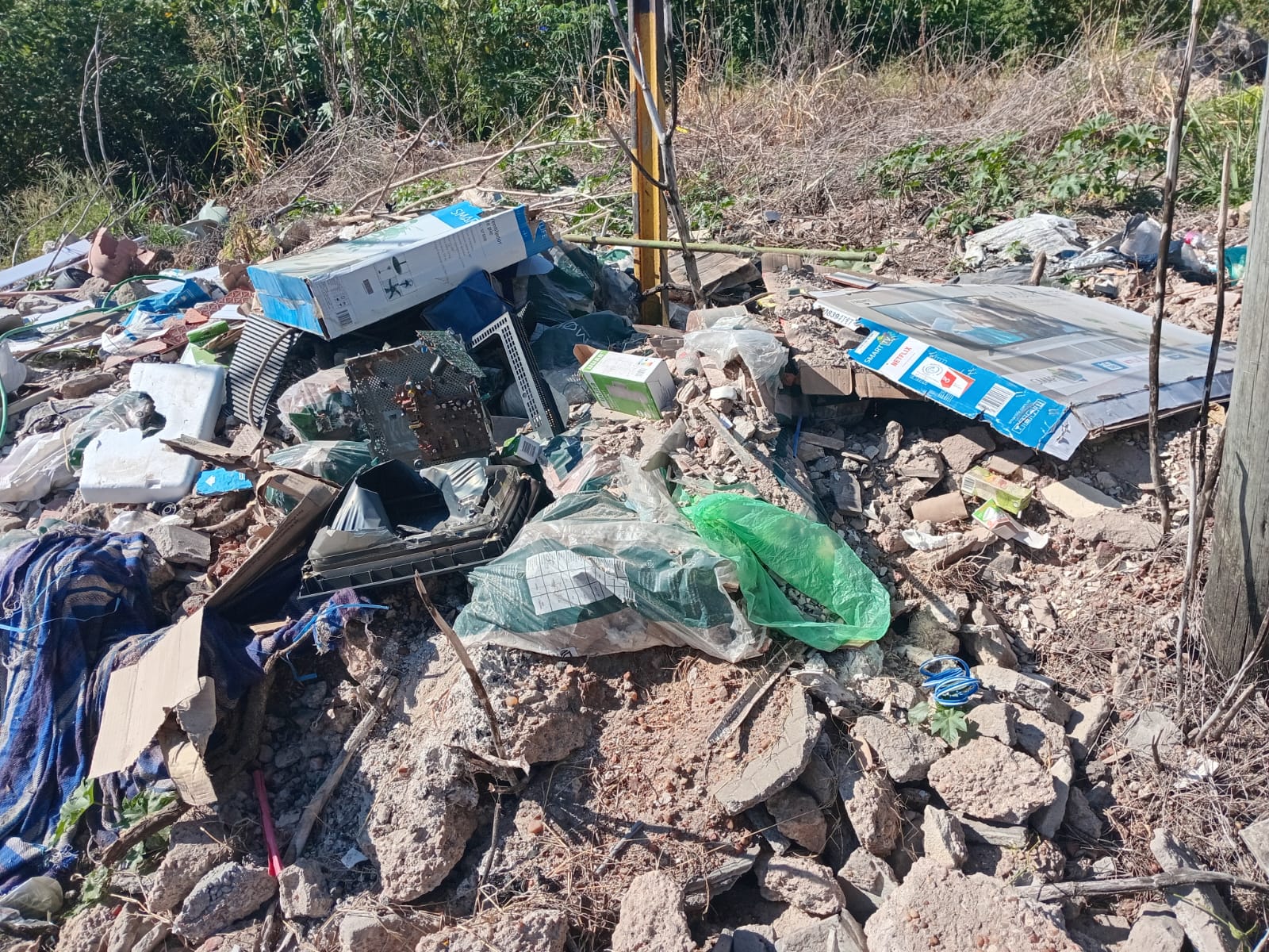 Denuncian arrojo indiscriminado de basura que empeora la situación de deterioro ambiental en barrio de zona este 