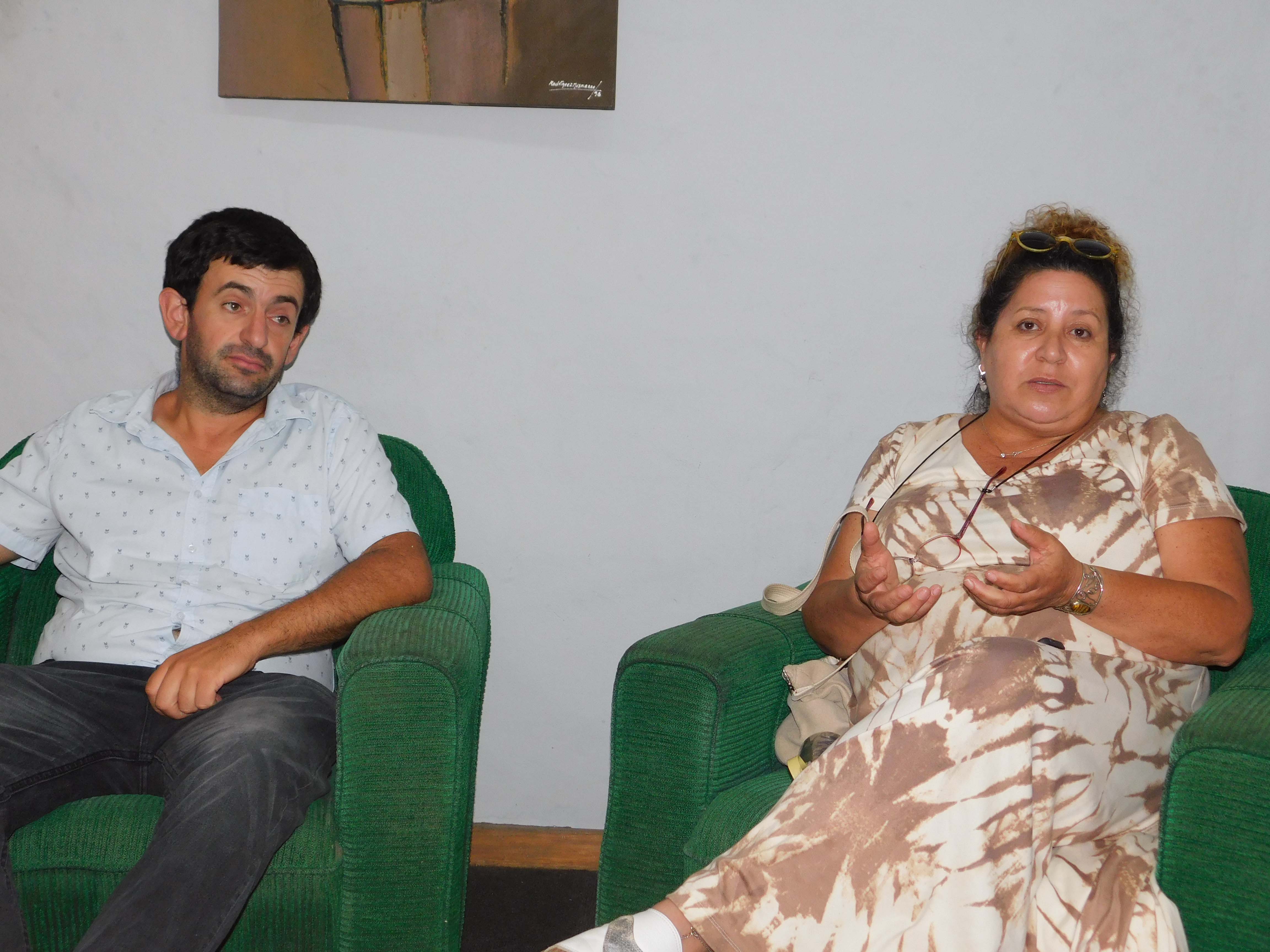 Profesores Raúl Silgoria y Patricia Barrios en la redacción de CAMBIO.