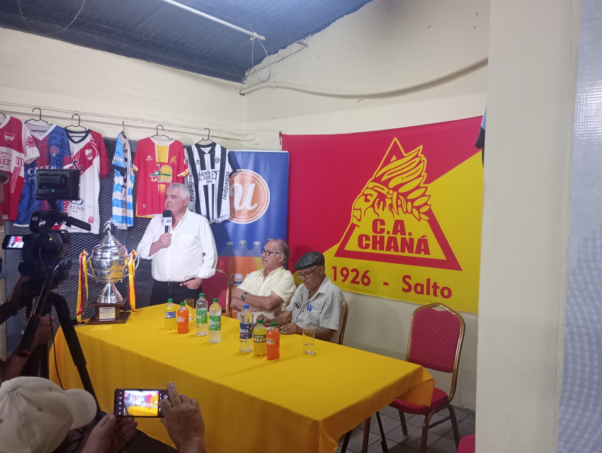 La Copa "100 años del Club Atlético Chaná, Arreseigor, Sequeira y Miquelarena en el lanzamiento en la sede india.