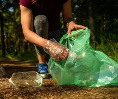 Jóvenes impulsan "Plogging  Aventura" en el río Daymán