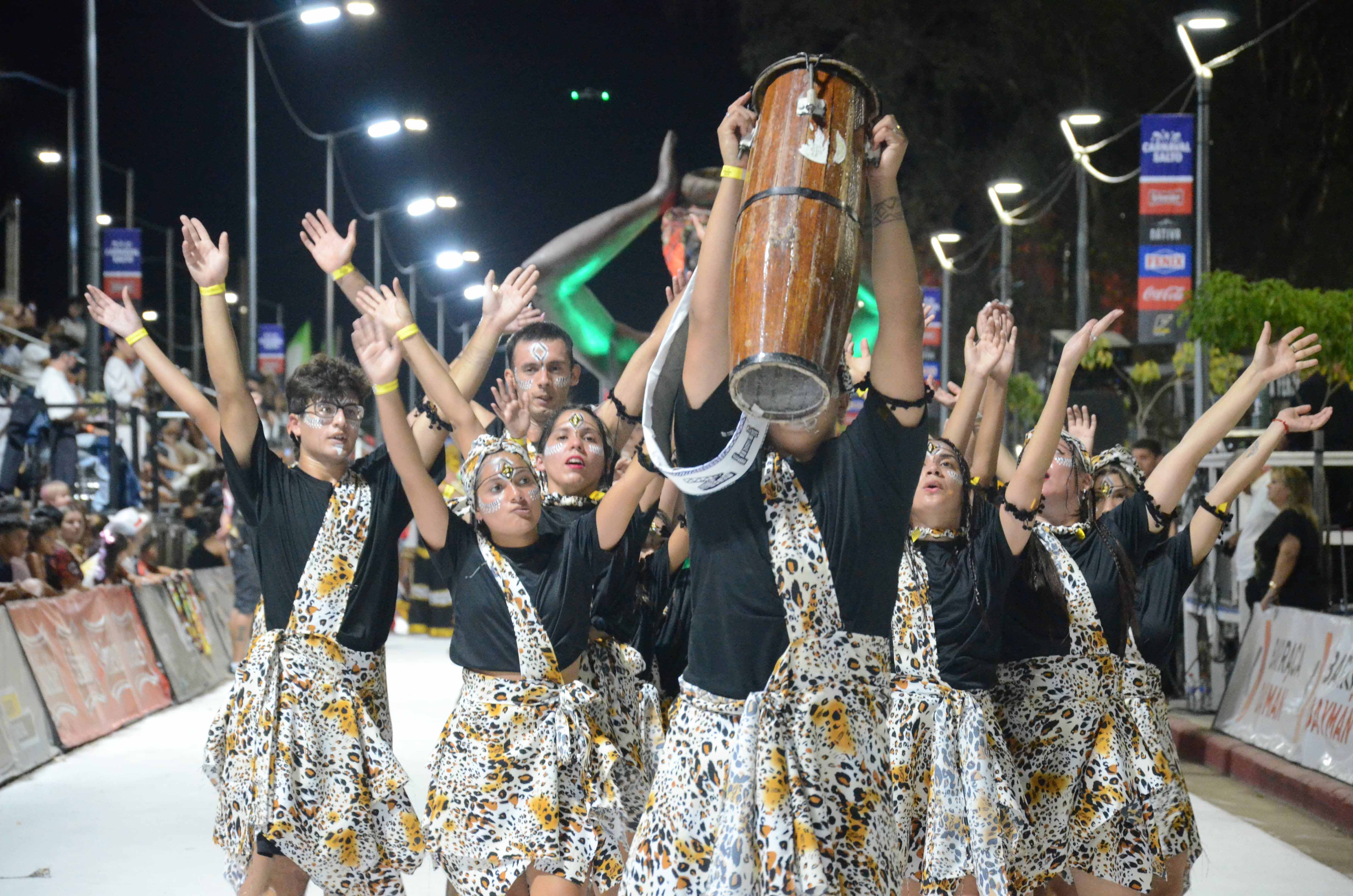 Salto vive las noches de desfiles de Samba con entradas casi agotadas y un colorido despliegue de agrupaciones