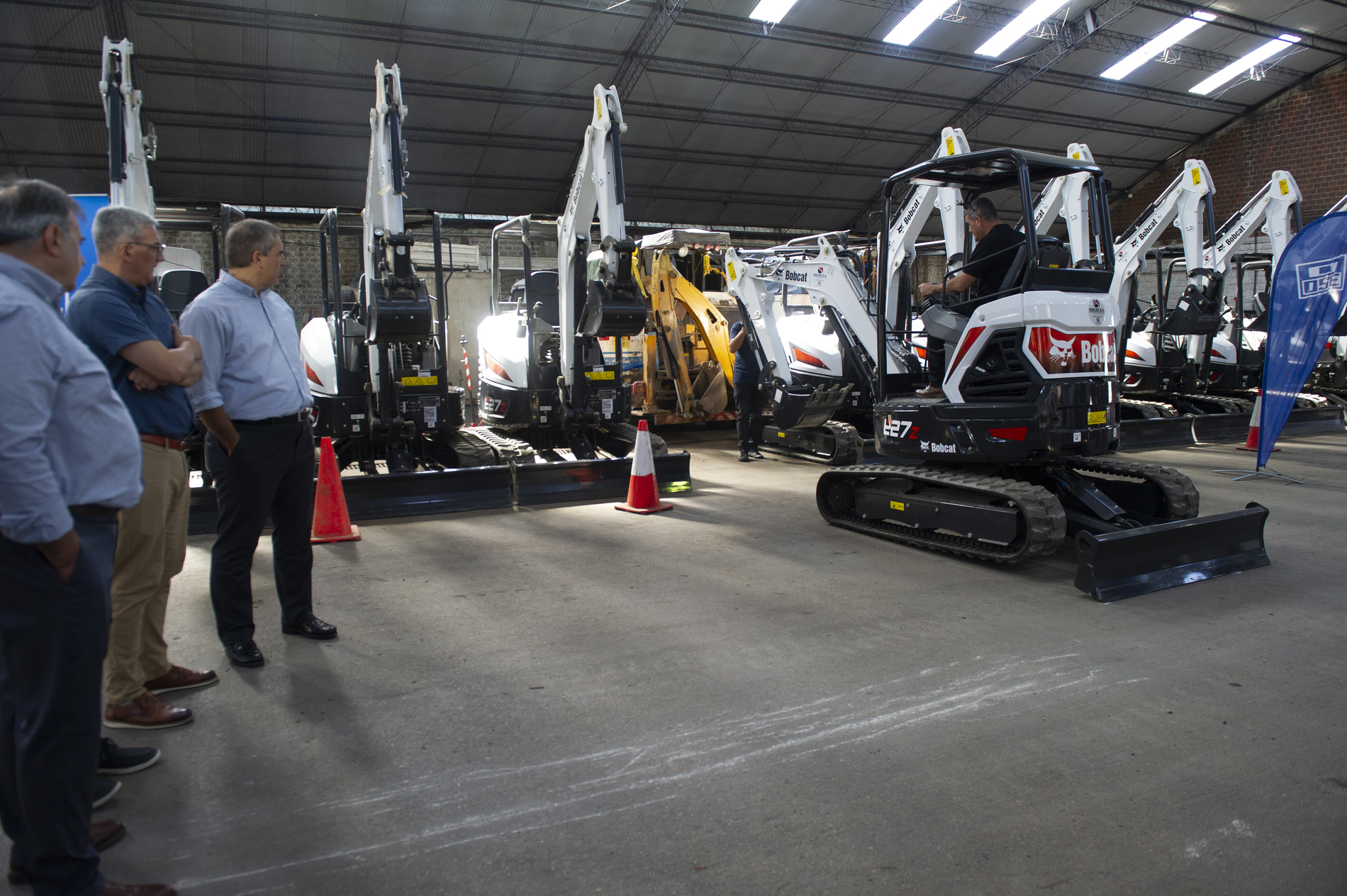 OSE incorpora 30 retroexcavadoras  para renovar tuberías en todo el país