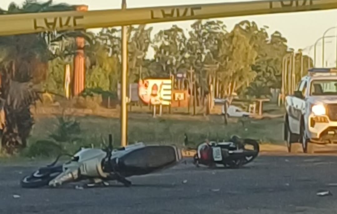 Joven motociclista con traumatismos moderados tras chocar con un camión