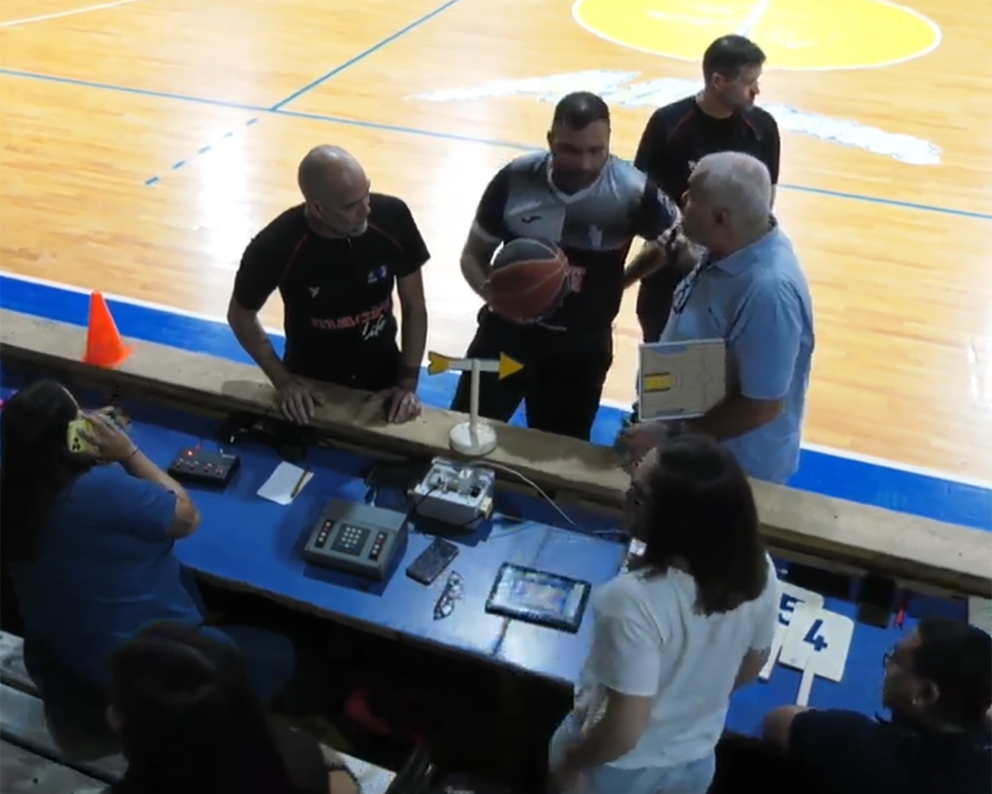 Protestas de Salto Uruguay tras cobrársele los 8 segundos a Pierce en la última pelota.