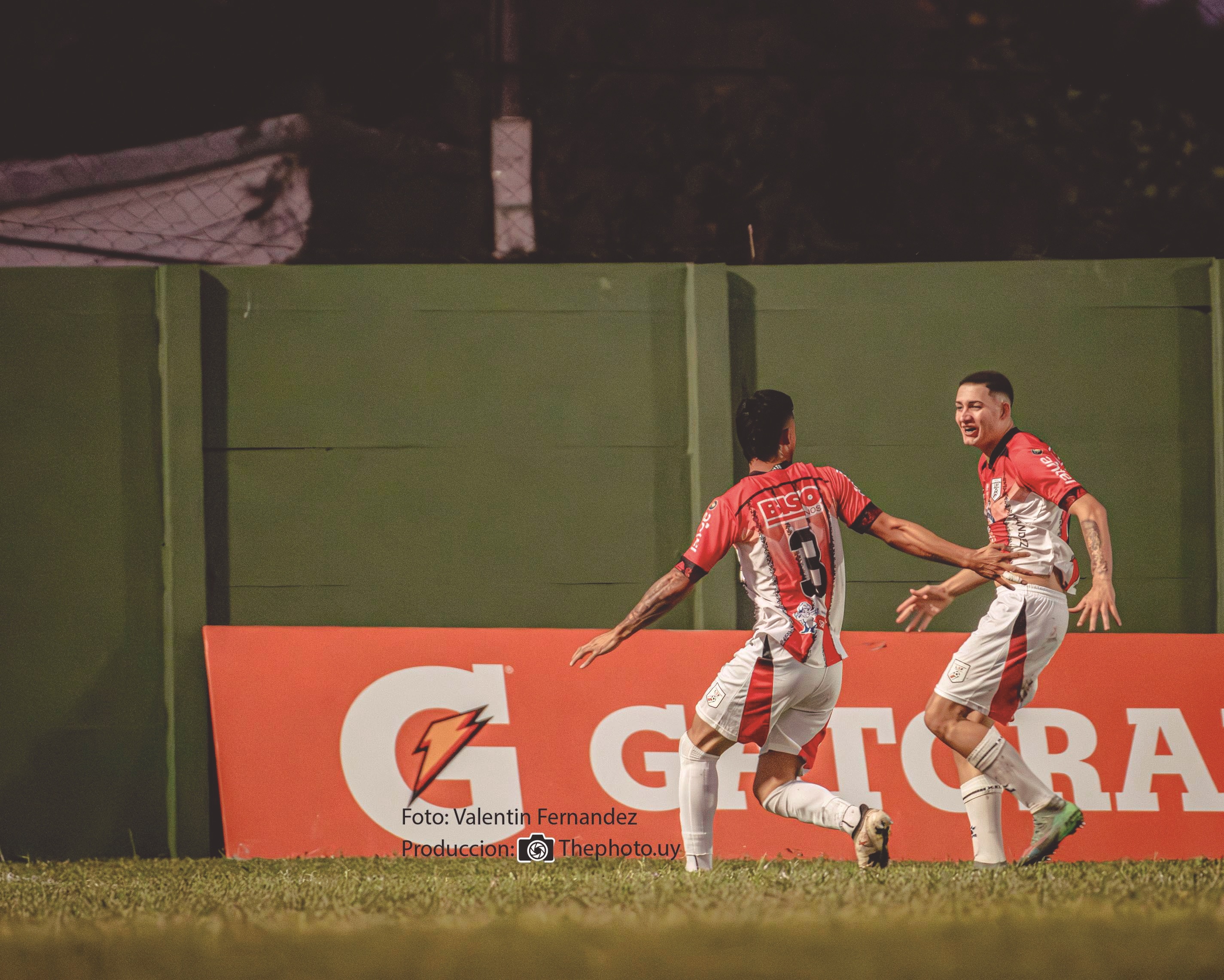 Alvez Da Silva anotó un golazo para abrir el partido que puso a Salto en semifinales. 
