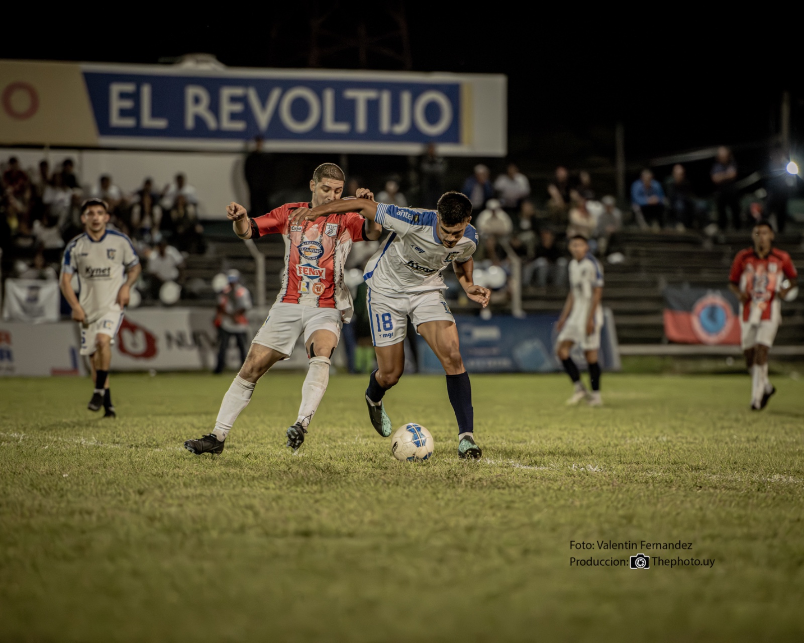 Matías Batista batallando en el medio. Es de los jugadores que más minutos ha tenido en campo desde el inicio.