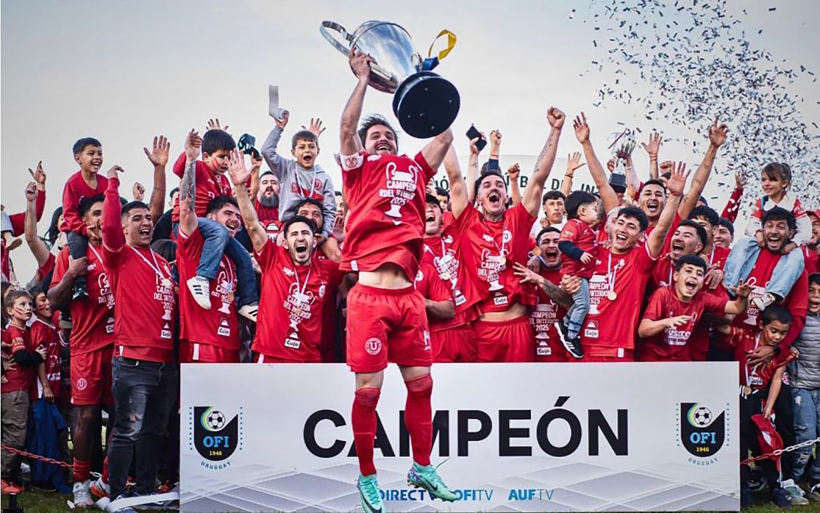 Valentín Fornaroli levantando la Copa de Clubes del año pasado, la segunda que fue para las vitrinas de calle Brasil.